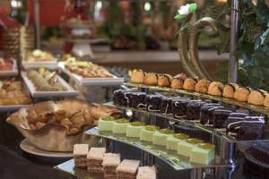 Buffet mit einer Auswahl an Desserts im Delphin Deluxe Hotel.