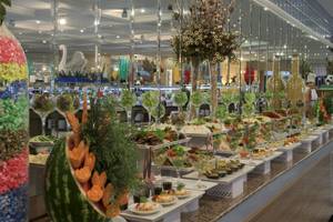 Buffetsaal im Delphin Deluxe Hotel mit vielen verschiedenen Gerichten und Dekorationen.