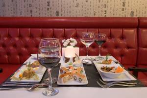 Speisetisch im Delphin Deluxe Hotel mit Gerichten und Getränken.