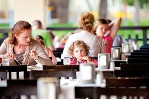 Familie im Melas Holiday Village Restaurant essen