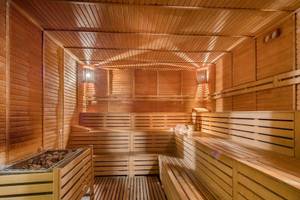 Innenansicht der Sauna im Melas Holiday Village mit Holzwänden und Bänken