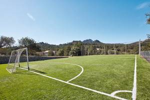 Ein leerer Fußballplatz im Freien im Beach Club Font de Sa Cala.