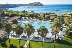 Luftaufnahme des Cape Sounio Grecotel Resorts mit Swimmingpools, Liegestühlen und Palmen