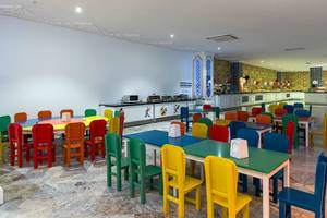 Kinderspeiseraum des Sultan of Dreams Hotels mit bunten Tischen und Stühlen.