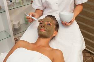 Frau mit Gesichtsmaske im Hotel Spa des Sultan of Dreams