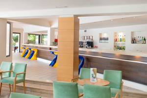 Innenansicht der Bar im La Santa Maria Playa Hotel mit modernem Design und Sitzgelegenheiten.