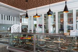 Im Sultan of Dreams Hotel zeigt eine Vitrine eine Auswahl an süßen Desserts.
