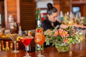 Cocktails an der Bar im Aparthotel Marins Playa