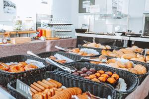 Frühstücksbuffet im Marins Playa Suites Hotel mit verschiedenen Gebäck, Brötchen und Früchten.