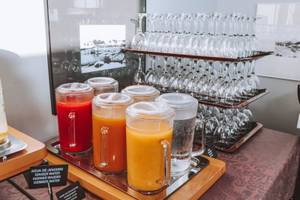 Frühstücksbuffet im Marins Playa Suites Hotel mit verschiedenen Säften und Gläsern