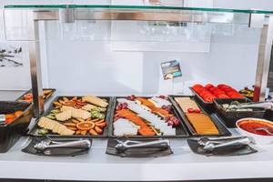 Buffetauswahl im Marins Playa Suites Hotel mit verschiedenen Obst- und Gemüsesorten.