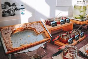 Im Marins Playa Suites Hotel zeigt sich ein Buffet mit Honig und verschiedenen Marmeladen.