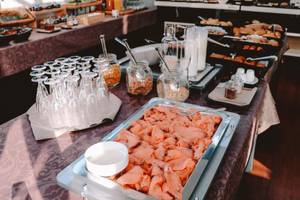 Frühstücksbuffet im Marins Playa Suites Hotel mit verschiedenen Speisen und Getränken.