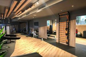 Fitnesscenter im Marins Playa Suites Hotel mit modernen Geräten und Holzboden.