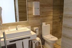 Badezimmer im R2 Veronica Beach Hotel mit Waschbecken, Toilette und Dusche.