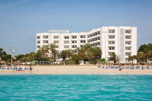 Außenansicht des Hipotels Dunas Cala Millor Hotels am Strand mit Palmen und Sonnenliegen