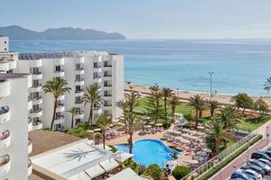 Luftaufnahme des Hipotels Dunas Cala Millor Hotels mit Pool und Meerblick.