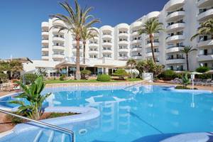 Außenansicht des Hipotels Dunas Cala Millor Hotels mit Swimmingpool und Sonnenliegen.