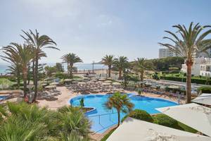 Ausblick auf den Poolbereich des Hipotels Dunas Cala Millor mit Palmen und Sonnenliegen.