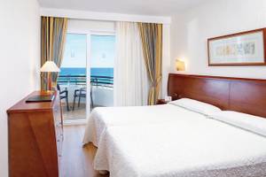 Doppelbettzimmer im Hipotels Dunas Cala Millor mit Blick auf den Ozean