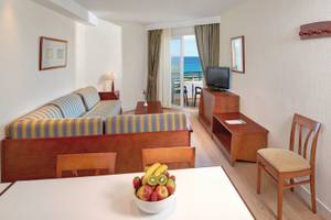 Hotelzimmer im Hipotels Dunas Cala Millor mit Blick auf das Meer.