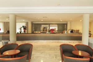 Hotellobby des Bakour Garbi Cala Millor mit Rezeptionstresen und Sitzbereichen.