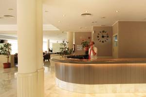 Empfangsbereich des Bakour Garbi Cala Millor Hotels mit einer Uhr an der Wand
