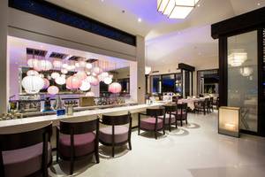 Innenansicht der Bar im TIA Wellness Resort mit Sitzgelegenheiten und dekorativen Laternen