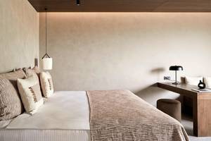 Schlafzimmer im Aldiana Club Side Beach Hotel mit Bett, Lampen und Schreibtisch