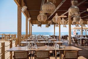 Innenansicht des Restaurants des Aldiana Club Side Beach Hotel am Strand.