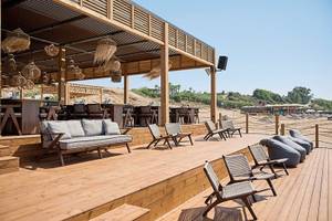 Terrasse des Aldiana Club Side Beach mit Loungemöbeln und Blick auf den Strand