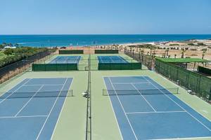 Tennisplätze am Strand im Aldiana Club Side Beach mit Blick auf das Meer.
