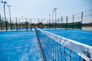 Tennisplatz im Aldiana Club Side Beach mit blauem Boden und Netz.