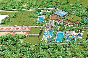 Luftaufnahme des Aldiana Club Side Beach Resorts mit Pools, Tennisplätzen und Gebäuden.