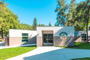 Außenansicht des Sherwood Exclusive Kemer Hotels mit Eingang zur Kinderclub.