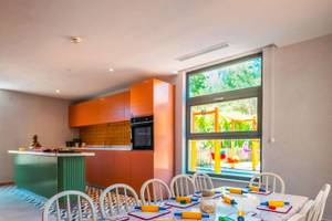 Kinder Spielzimmer im Sherwood Exclusive Kemer Hotel mit Tisch, Stühlen und Spielzeug.