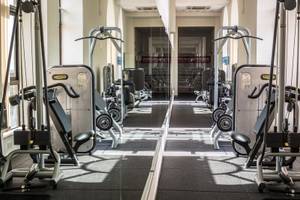 Fitnesscenter im Corinthia St George's Bay Hotel mit verschiedenen Trainingsgeräten.