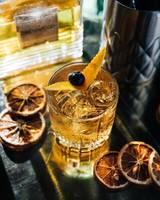 Cocktail mit Dom Pérignon und Zitrusscheiben auf einem Tisch im Corinthia St George's Bay
