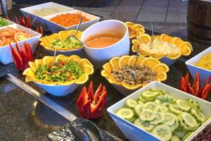 Buffettisch im Hovima Jardin Caleta mit verschiedenen Salaten, Tomaten, Karotten, Gurken und einem Dip.