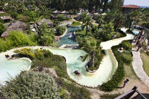 Luftaufnahme der Wasserrutsche im Club Grand Side Hotel mit mehreren Gästen