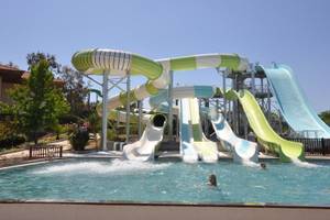 Wasserrutschen im Poolbereich des Club Grand Side Hotels.
