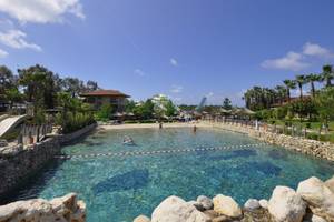 Wasserpark im Club Grand Side Hotel mit blauem Wasser und einigen Leuten.