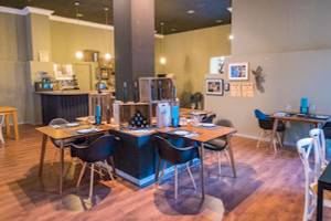 Innenbereich des DWO Valencia Restaurants mit eingerichteten Tischen und Stühlen.