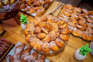 Frühstücksbuffet im Hotel DWO Valencia mit verschiedenen Gebäcksorten und Croissants.