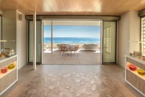 Innenansicht der Terrasse im RH Bayren & Spa Hotel mit Blick auf das Meer