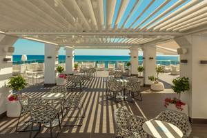 Terrasse des RH Bayren & Spa Hotels mit Blick auf das Meer