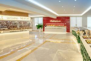 Innenansicht des RH Bayren & Spa mit dem Bereich La Cocina - The Kitchen, serviert mit Früchten und Süßigkeiten.