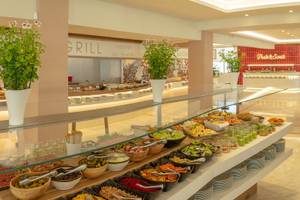 Buffet im RH Bayren & Spa mit verschiedenen Salaten, Obst und Gemüse in Schalen.