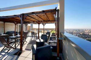 Terrasse des Eurostars Grand Valencia mit Blick auf die Stadt