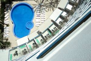 Oberirdischer Pool mit Lounge-Liegen im Hotel Principal Affiliated by RH
